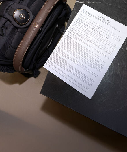Rechts een document, links een opgevouwen CYBEX kinderwagen.