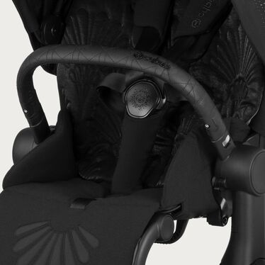 An image of the CYBEX Platinum Priam - La Parisienne Stroller, highlighting the One-pull Harness feature.