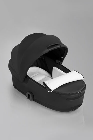Imagen del producto: el Capazo Plegable Fold Lux y el colch&oacute;n ergon&oacute;mico que incluye.