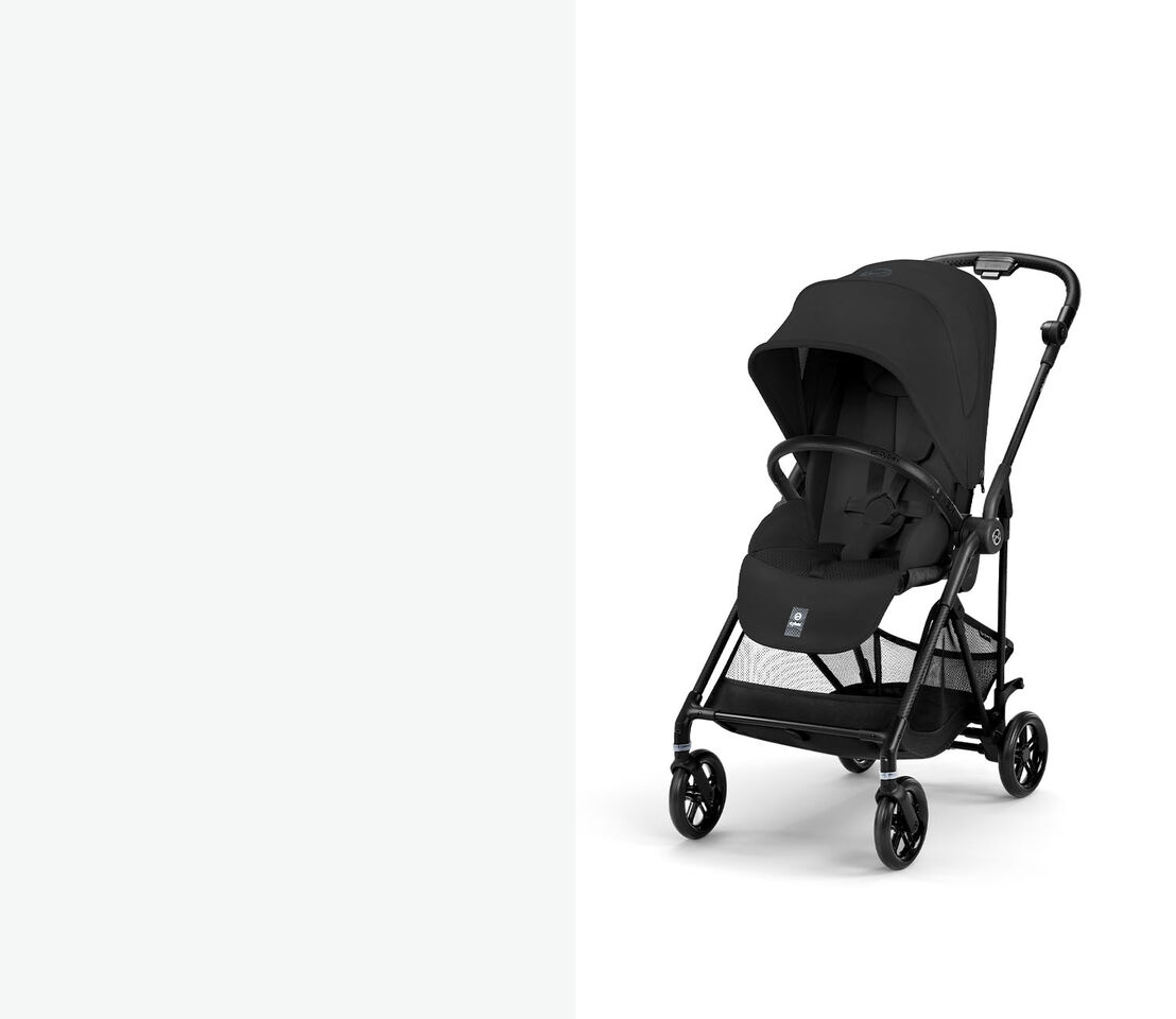 CYBEX Melio Carbon Kinderwagen mit schwarzem Rahmen und schwarzem Bezug in schräger Dreiviertelansicht.