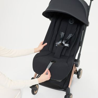 Immagine del CYBEX Platinum Coya Buggy che mette in risalto la caratteristica Cintura one-pull.