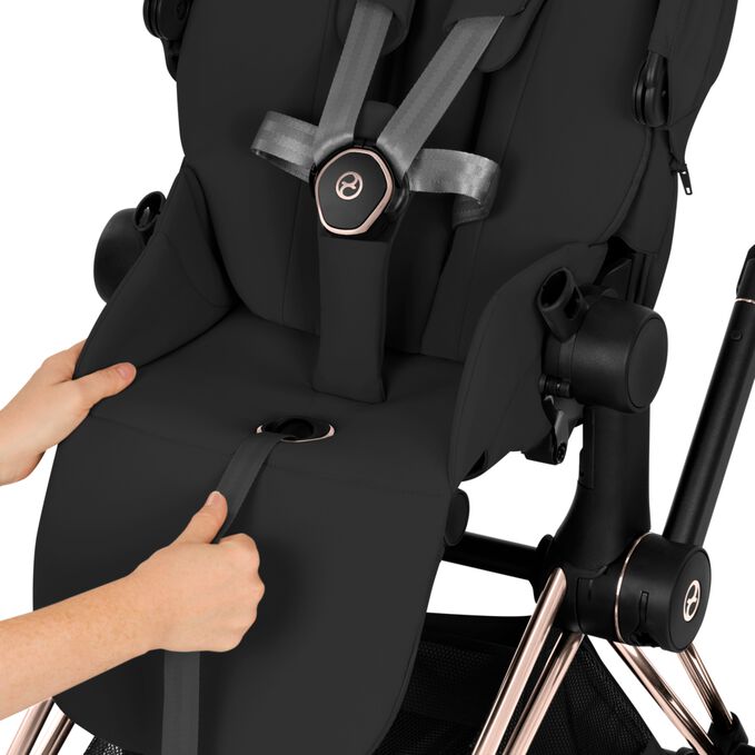 Afbeelding van de CYBEX Platinum Priam Stroller, met de nadruk op de functie One-Pull Harness.