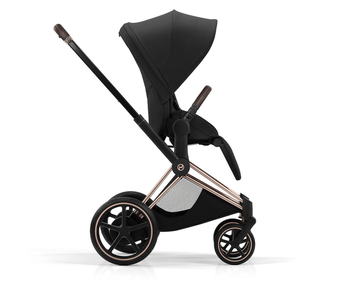 Sideview of an e-Priam with a seat pack attached.