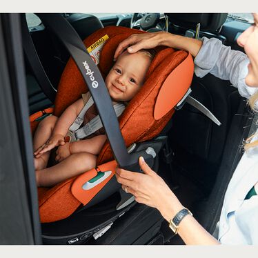 An image of the CYBEX Platinum Cloud Z2 i-Size Infant Car Seat, highlighting the Comfortable Sleep, Wherever You Go feature.