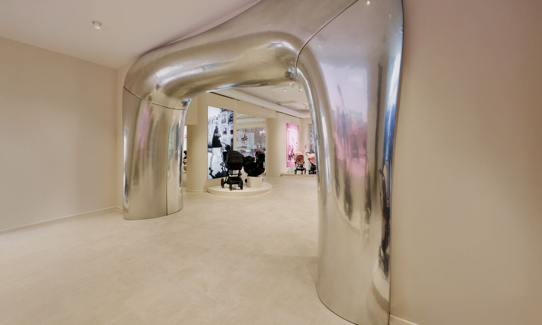 A chromatic arch that leads deeper into the CYBEX Flagship store Berlin.