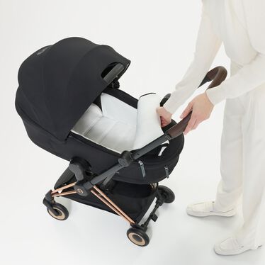 Imagen del CYBEX Platinum Coya con capazo Stroller que destaca la característica Capazo Plegable Fold Lux espacioso y cómodamente acolchado.