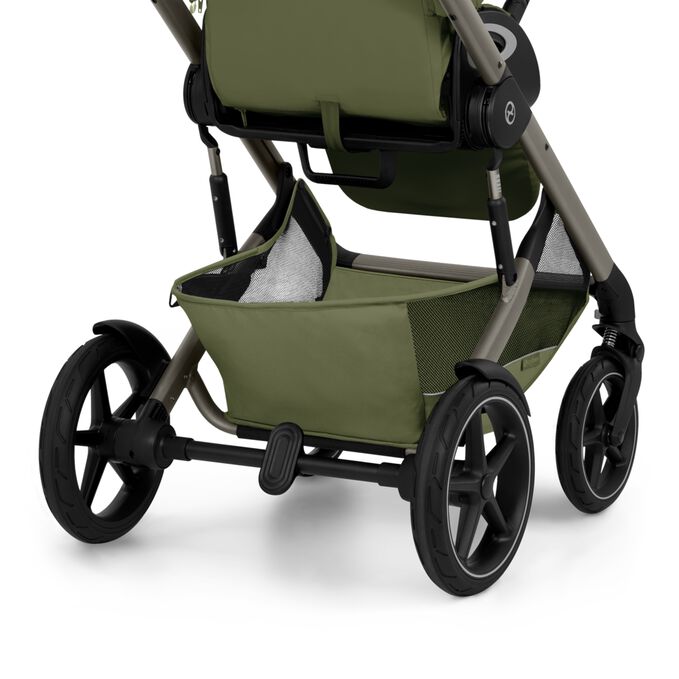 Afbeelding van de CYBEX Gold Talos S Lux met opvouwbare reiswieg Stroller, met de nadruk op de functie Extra grote winkelmand in bijpassende kleuren.