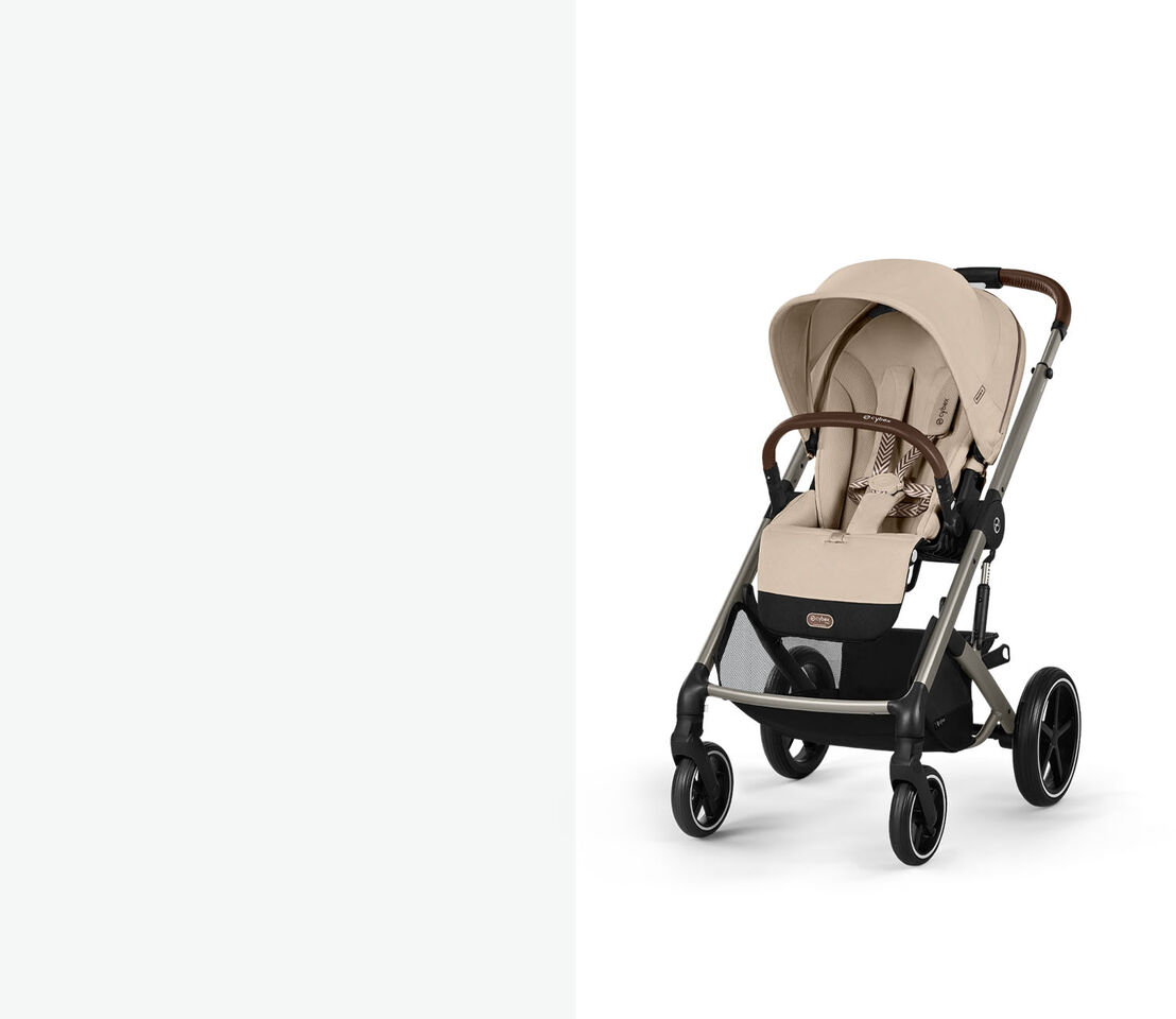 CYBEX Balios S Lux Kinderwagen mit silbernem Rahmen und Almond Beige Bezug in schräger Dreiviertelansicht.