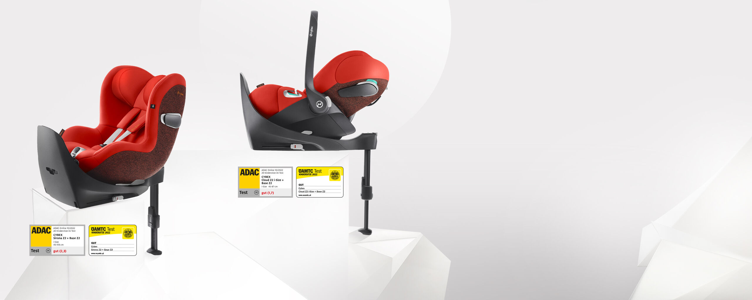 Ein roter Kindersitz mit schwarzer Basis auf einem wei&szlig;en Hintergrund, ausgezeichnet mit ADAC und &Ouml;AMTC Testsiegeln.