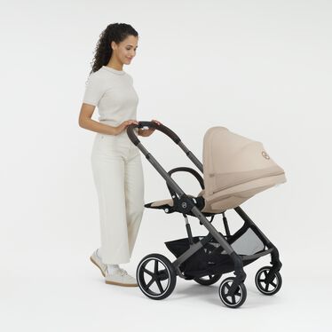 An image of the CYBEX Gold Balios S Lux Stroller, highlighting the Ergonomic Near-flat Position feature.