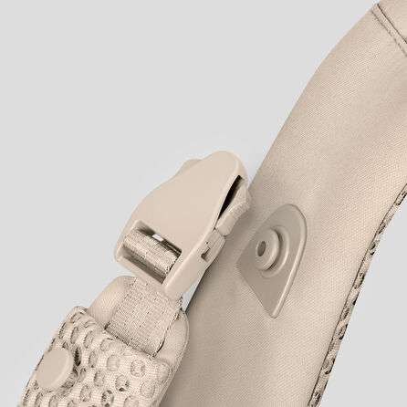 Close up of the Click & Go Buckle the Amya baby carrier has to offer.