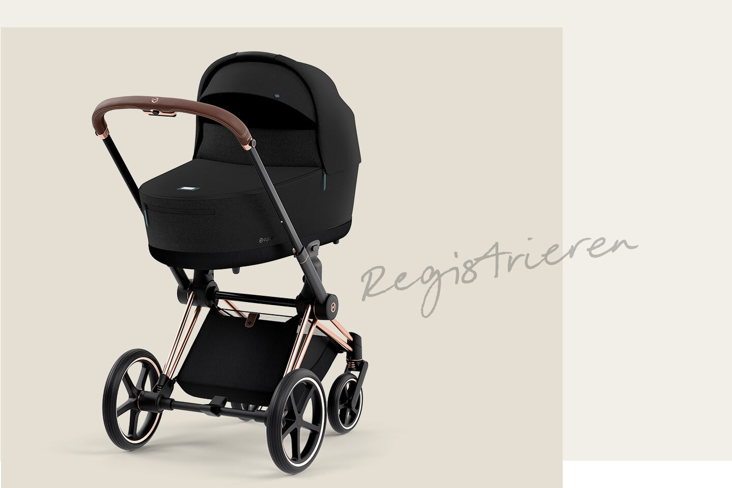 Kinderwagen mit schwarzer Babywanne und braunem Griff auf beigem Hintergrund.