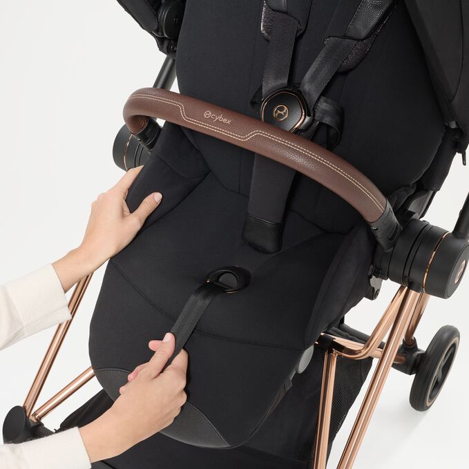 Imagem do CYBEX Platinum Assento Mios - Style Collection Stroller, destacando a funcionalidade Arn&ecirc;s &ldquo;one-pull&rdquo;.