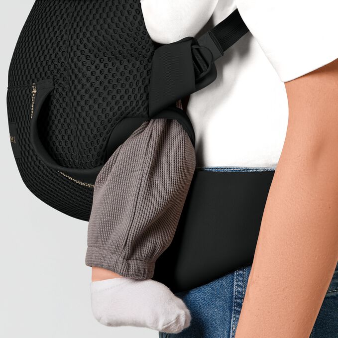 Obr&aacute;zek CYBEX Gold Laya Baby Carrier, kter&yacute; zv&yacute;razňuje funkci Poutka na nohy.