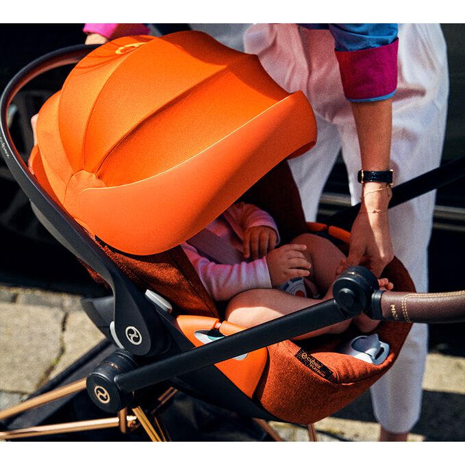 Ein Bild des CYBEX Platinum Cloud Z2 i-Size Infant Car Seat, das das Merkmal Voller Sonnenschutz hervorhebt.