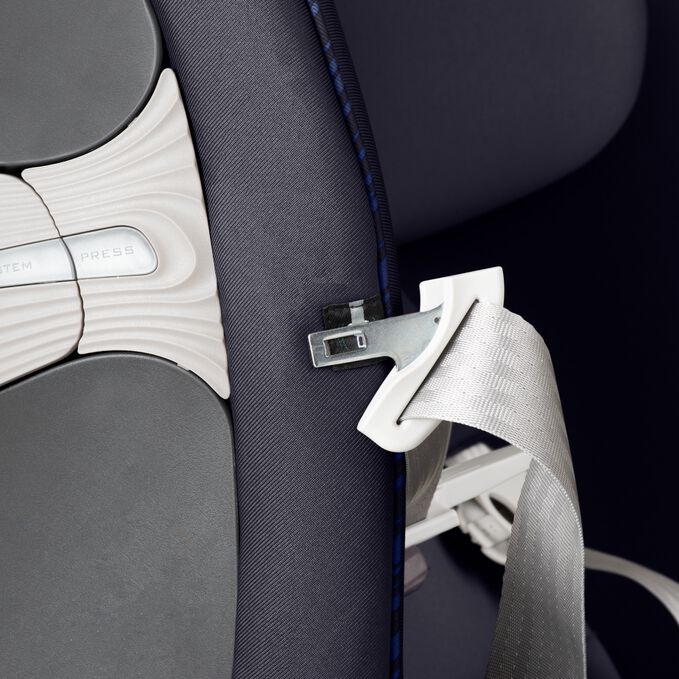 An image of the CYBEX Gold Sirona S with SensorSafe Toddler Car Seat, highlighting the Magnetic Buckle Holders feature.