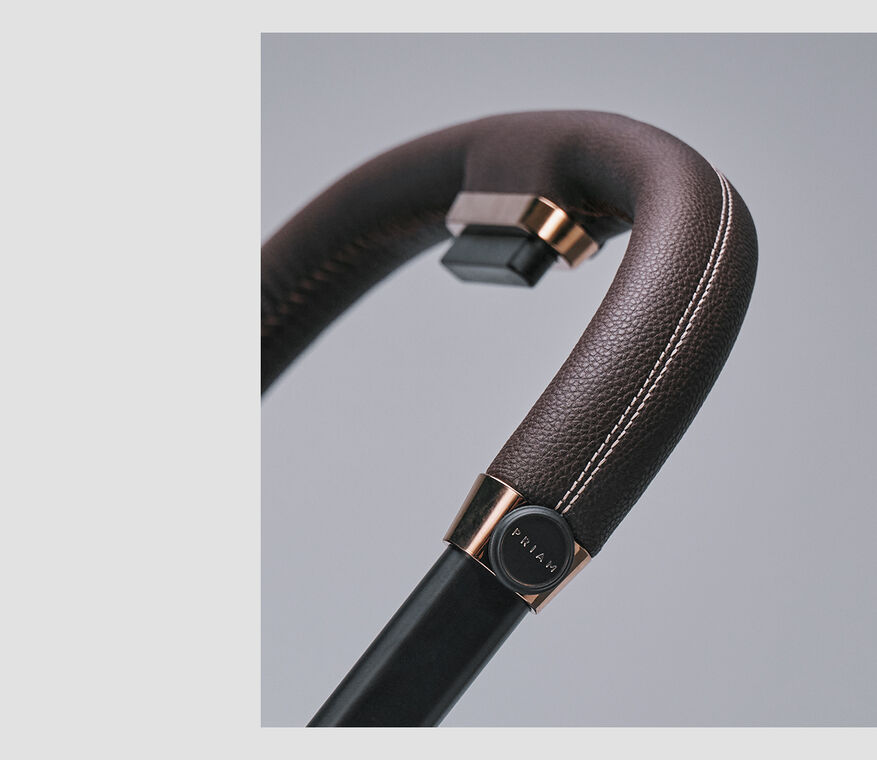 Close-up of the leather details that the handlebar of the Priam style has to offer.