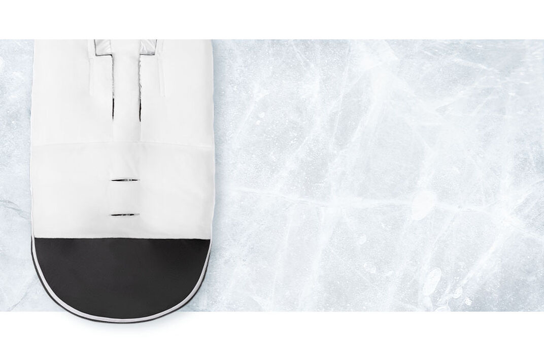 Weiße und schwarze Abdeckung auf einer eisähnlichen Oberfläche.