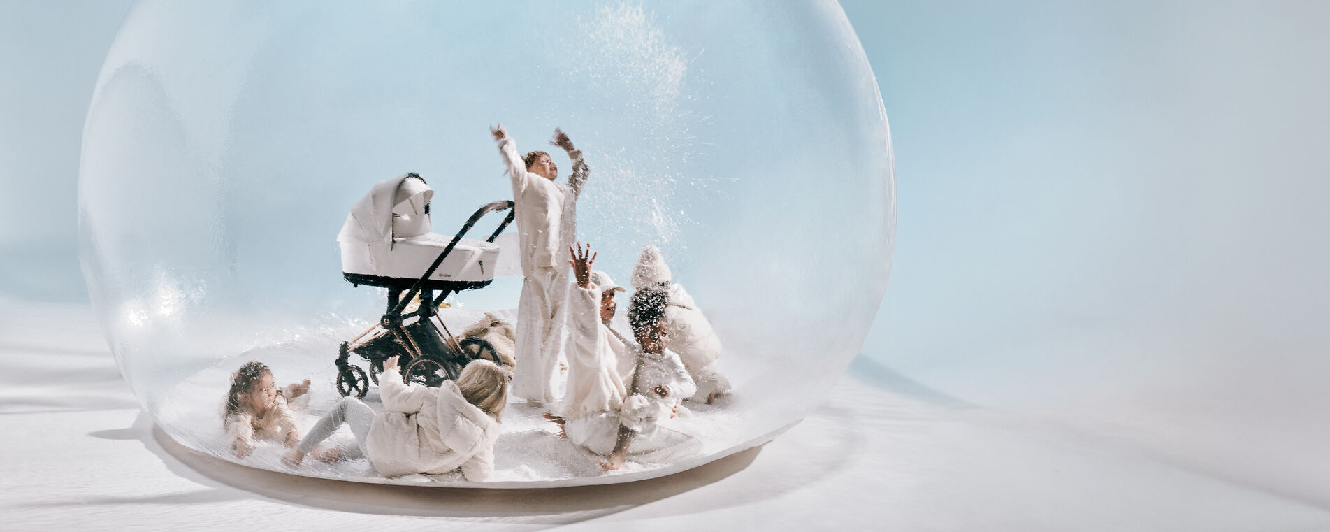Six enfants à l’intérieur d’un globe de neige, avec également une Priam à l’intérieur.