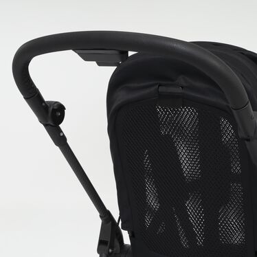 Ein Bild des CYBEX Gold Melio Carbon Stroller, das das Merkmal Atmungsaktive Rückenlehne hervorhebt.