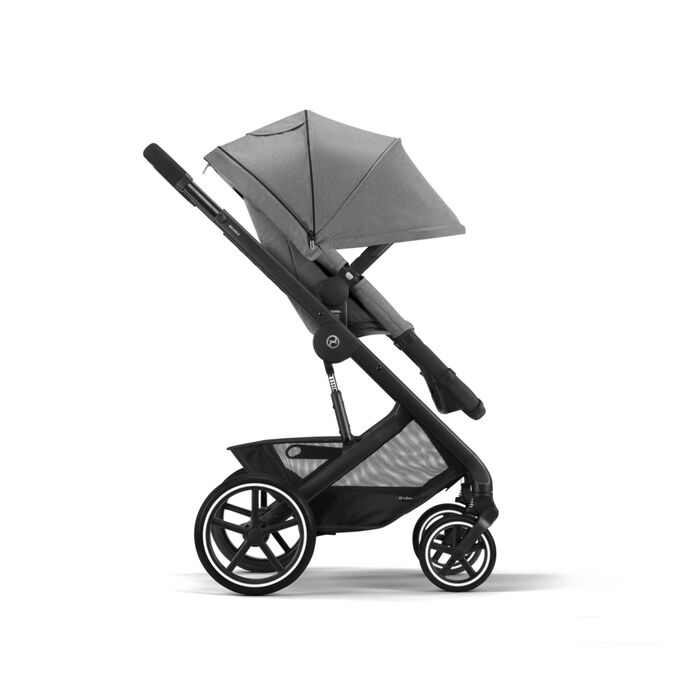 Ein Bild des CYBEX Gold Balios S 2-in-1 Stroller Travel Set, das das Merkmal XXL-Sonnenverdeck hervorhebt.
