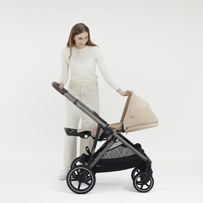 Image du CYBEX Gold Gazelle S Sibling Stroller, mettant en avant la fonctionnalité Position allongée ergonomique.