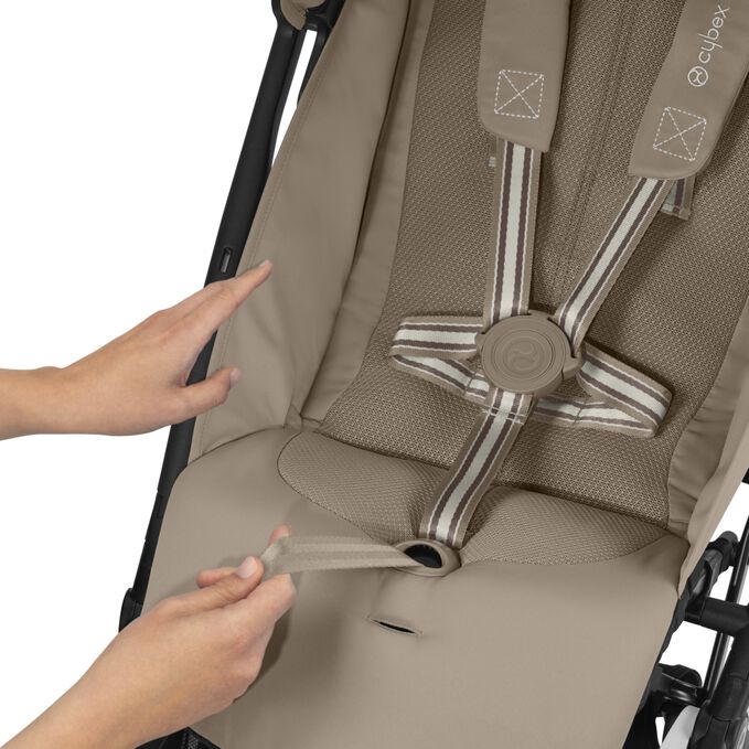 An image of the CYBEX Gold Libelle Buggy, highlighting the One-pull Harness feature.