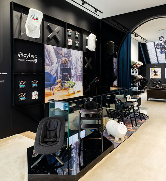 Verschillende CYBEX kinderstoelen en bouncers in onze Flagshipstore Amsterdam.