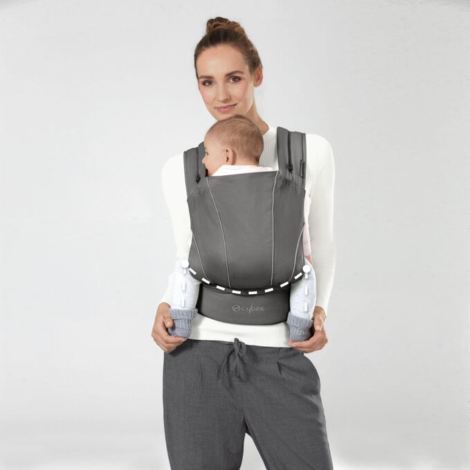 An image of the CYBEX Gold MAIRA.tie Baby Carrier, highlighting the Support of healthy hip positioning feature.