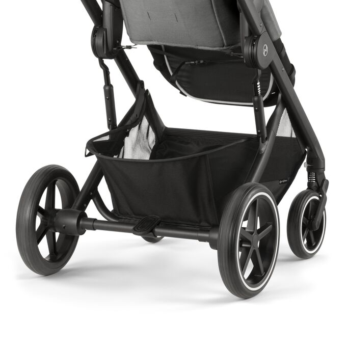 Ein Bild des CYBEX Gold Balios S 2-in-1 Stroller Travel Set, das das Merkmal Großer Einkaufskorb hervorhebt.