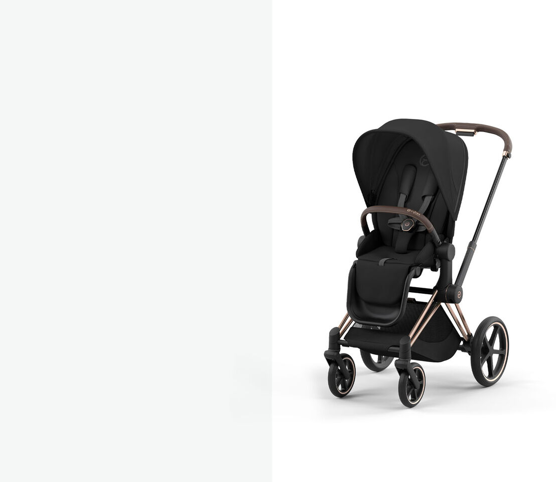 CYBEX Priam Kinderwagen mit roségoldenem Rahmen und schwarzem Bezug in schräger Dreiviertelansicht.