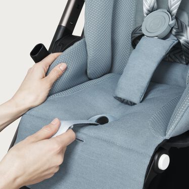 An image of the CYBEX Gold Balios S Lux 2023 Stroller, highlighting the One-pull Harness feature.