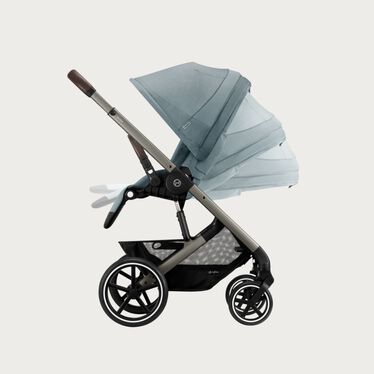 An image of the CYBEX Gold Balios S Lux 2023 Stroller, highlighting the Ergonomic Lie-flat Position feature.