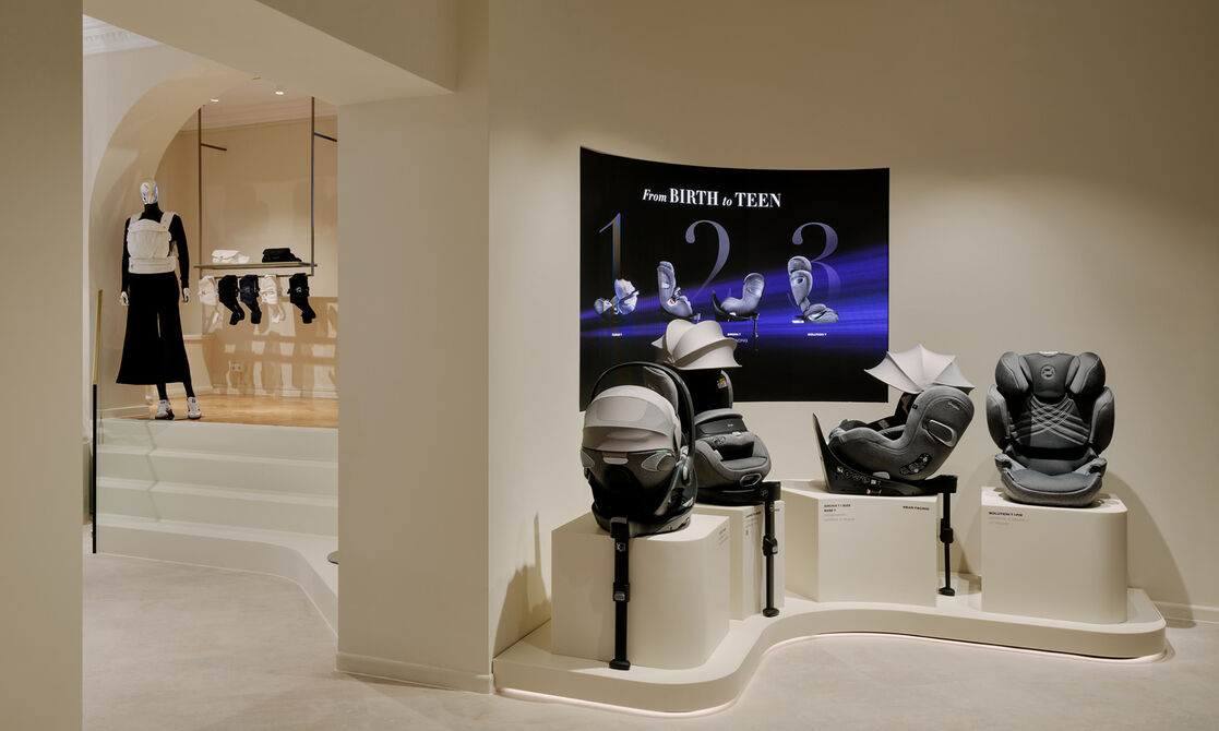 Four CYBEX Platinum car seats on display. Behind, an image that reads "From Birth to Teen".