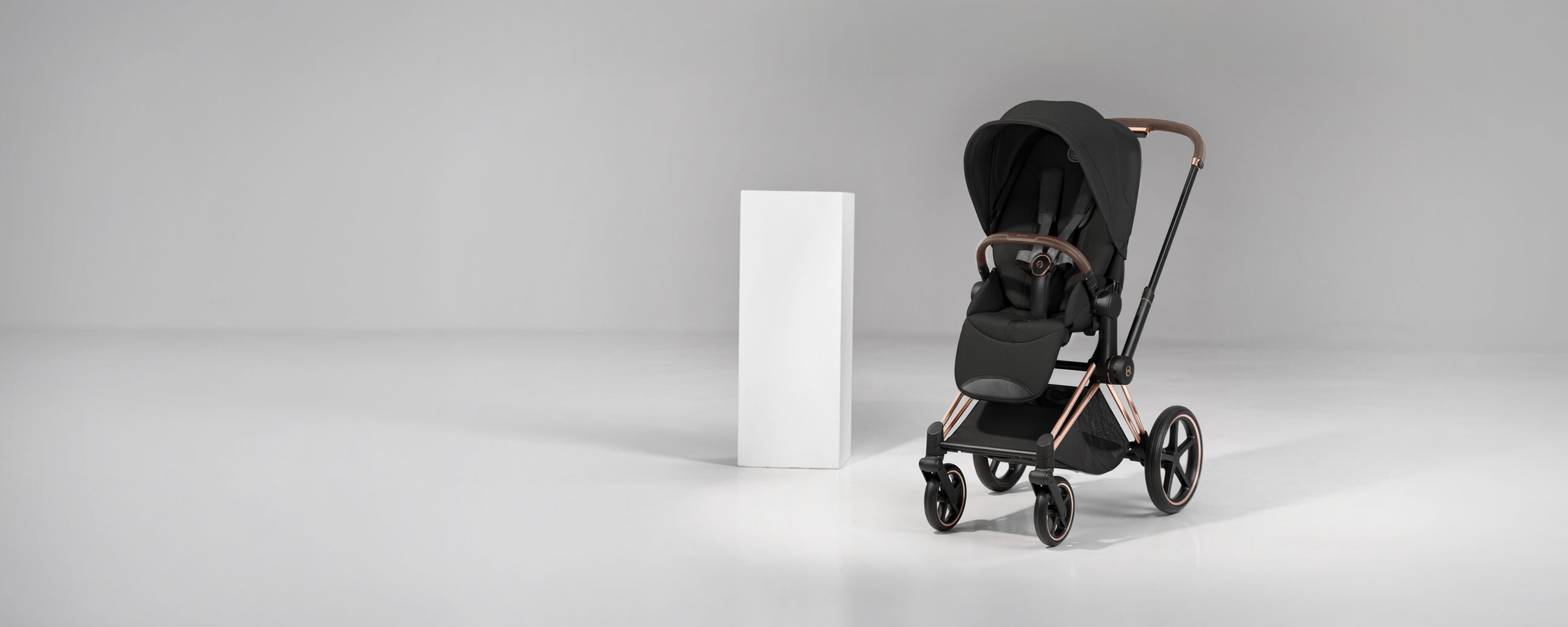 Product image of a Priam with a seat unit attached and a white pillar behind it.