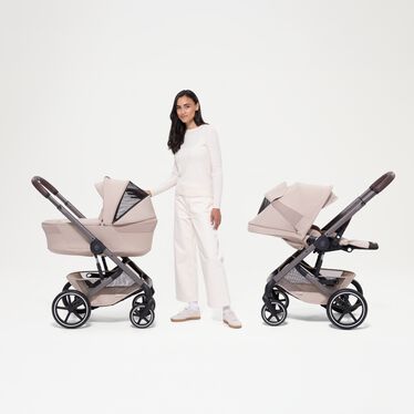 Obrázek CYBEX Gold Balios S Lux se skládací korbičkou Fold Cot Stroller, který zvýrazňuje funkci Sluneční stříška XXL s ochranou UPF50+ a síťovanou vložkou.