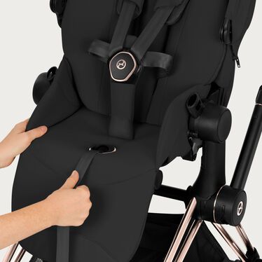 An image of the CYBEX Platinum Priam/e-Priam Seat Pack - Style Collection Stroller, highlighting the One-Pull Harness feature.
