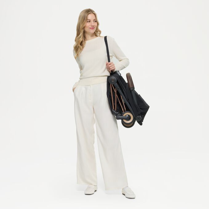 Ein Bild des CYBEX Platinum Coya mit Cot Stroller, das das Merkmal Integrierter Tragegurt hervorhebt.