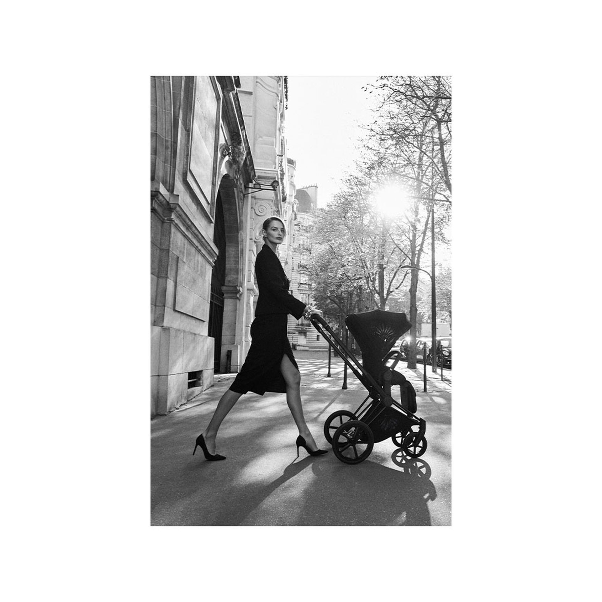 Frau mit einem CYBEX La Parisienne Priam mit Sitzpaket