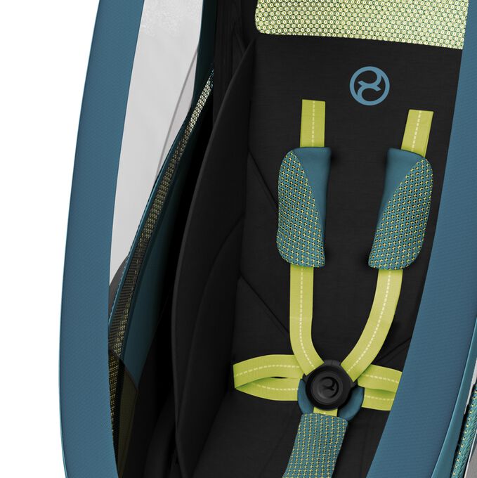 An image of the CYBEX Gold Zeno Bike Bike Trailer, highlighting the Ultra-comfortable padded sport seat feature.