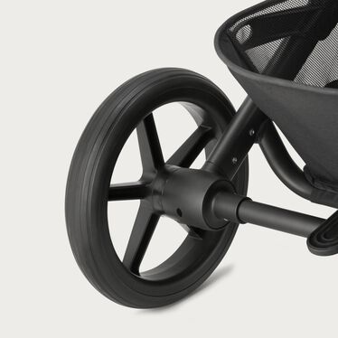 Afbeelding van de CYBEX Gold Balios S 2-in-1 Stroller Travel Set, met de nadruk op de functie All-terrain wielen.
