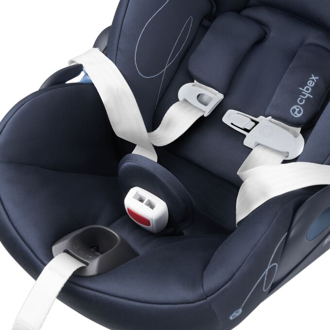 An image of the CYBEX Gold Cloud G Infant Car Seat, highlighting the Easy-In Buckle Pad feature.