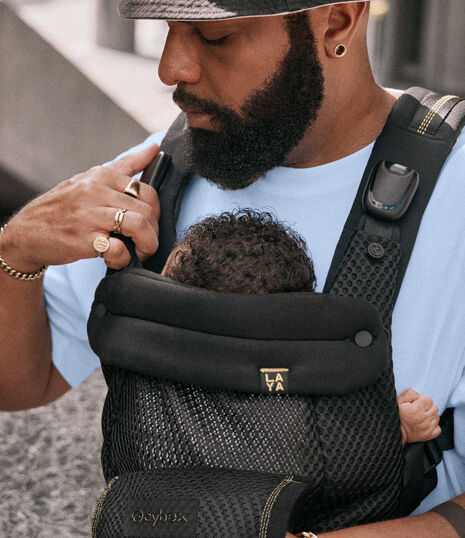 A close up of the magnetic Click & Go Buckle buttons the Laya baby carrier offers.