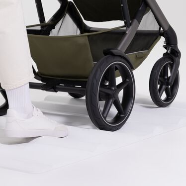 Cybex Talos S LUX + skladacia vanička 2026 - odolné kolesá s blatnikmi