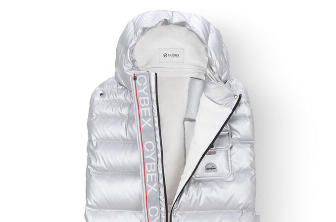 An image of the CYBEX Platinum Platinum Winter Footmuff Accessories for Strollers, highlighting the Adjustable Opening feature.