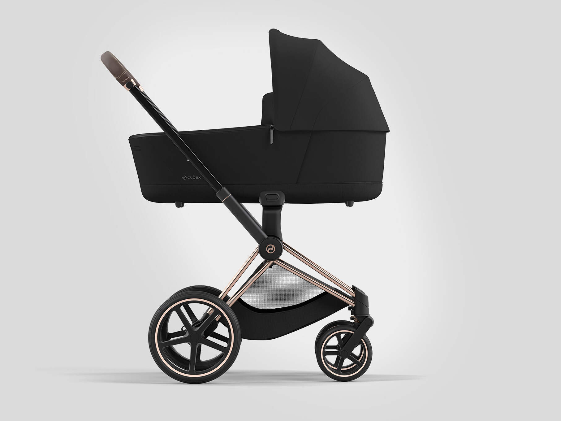 CYBEX Platinum–barnvagn med Priam Lux Carry Cot bärsäng visad på Priam chassi