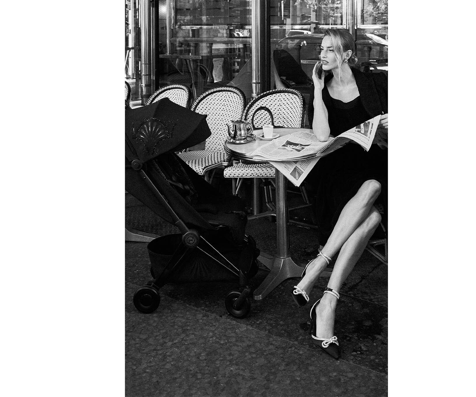 Frau im Café mit einem La Parisienne Coya