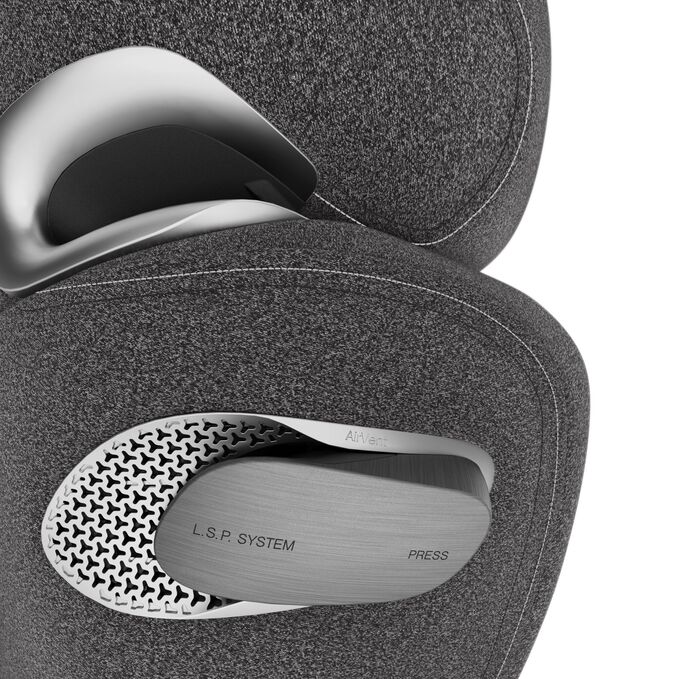 Ein Bild des CYBEX Platinum Solution T i-Fix Child Car Seat, das das Merkmal Weiterentwickelter Seitenaufprallschutz hervorhebt.