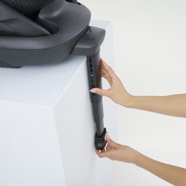 An image of the CYBEX Gold Cloud G Pro with Load Leg Base Infant Car Seat, highlighting the Installation in Seconds feature.