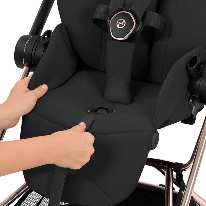 An image of the CYBEX Platinum Mios Seat Pack - Style Collection Stroller, highlighting the One-pull Harness feature.